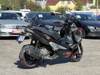 APRILIA SR MAX 300 Akrapovic