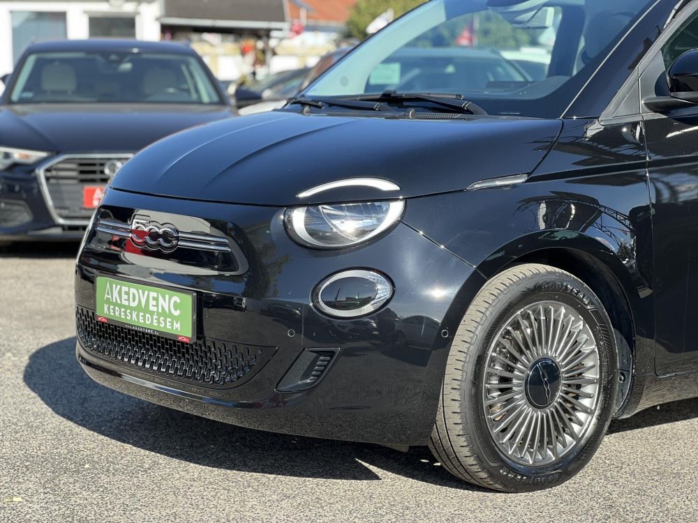 FIAT 500 500e Icon 42kWh (Automata) 28e km. panorámatető. 300 km hatótáv!
