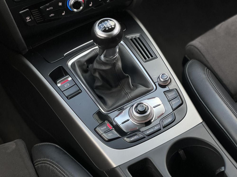 AUDI A4 Avant 2.0 TDI DPF EU5 S-line Vezetett szervizkönyv!