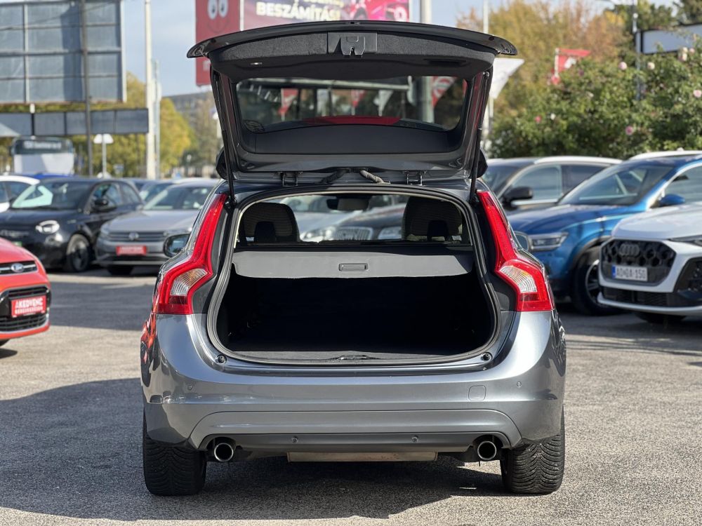 VOLVO V60 2.0 [T4] Kinetic Geartronic M.o.-i. magasan felszerelt. végig vezetett szervizkönyv!