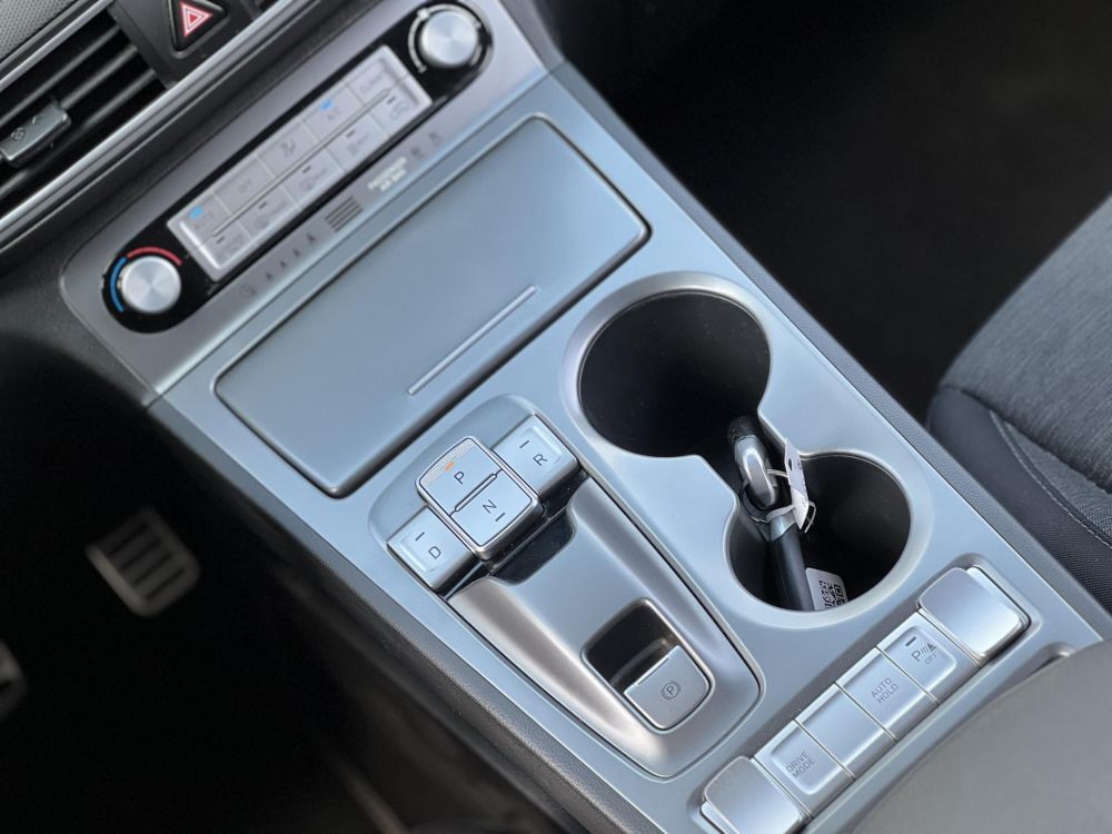 HYUNDAI KONA EV 64kWh Comfort 69e km. LED. tempomat. sávtartó. kamera. 2 gyári kulcs. CARPLAY!