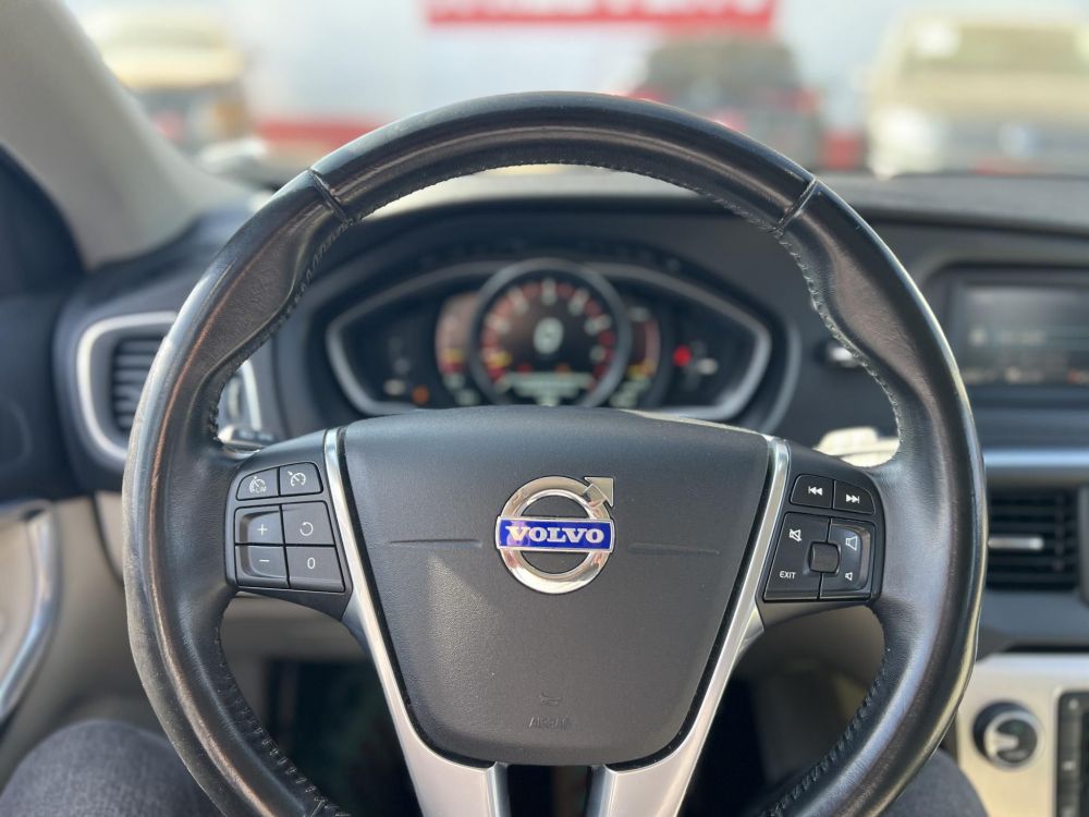 VOLVO V40 1.6 T3 Ocean Race 107e km. Magyarországi. Teljes szerviztörténet!