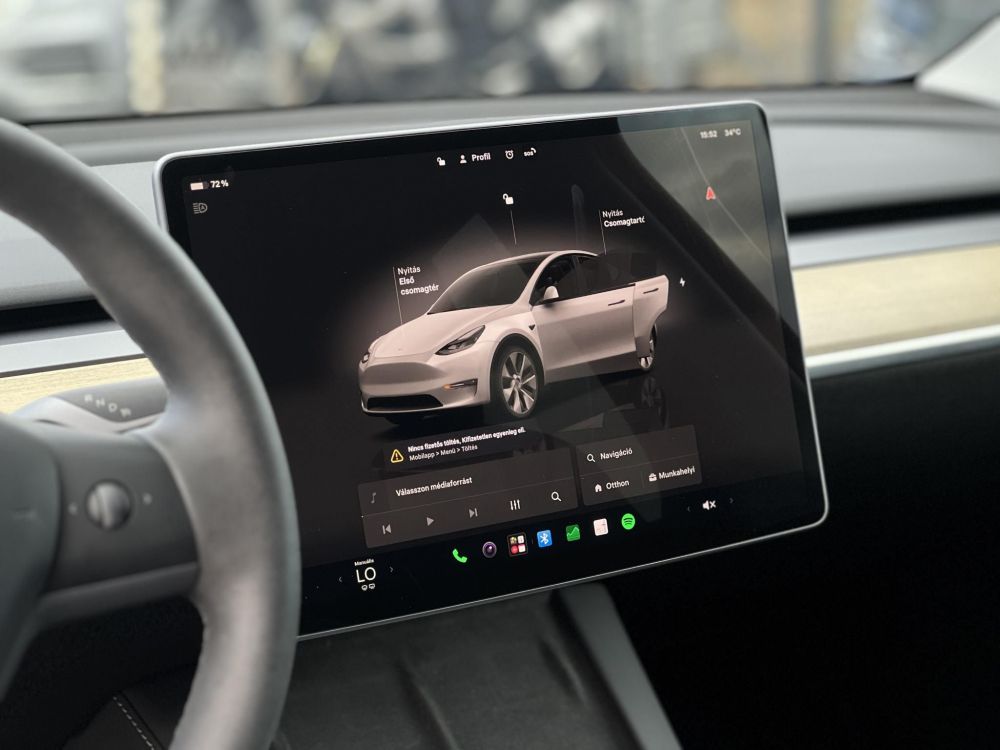 TESLA MODEL Y RWD (Automata) 87e km. LFP akku. Ryzen processzor. 2031-ig garanciális. téli-nyári kerékszett!