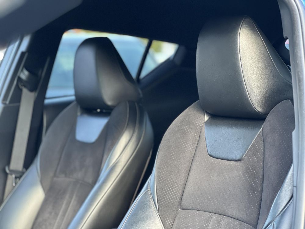 TOYOTA C-HR 2.0 Hybrid Selection e-CVT M.o.-i. LED fényszórók. kamera. keyless. sávtartó. ülés-kormányfűtés