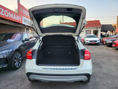 MERCEDES-BENZ GLA 180 d Style 7G-DCT M.o.-i. Bi-xenon Tempomat PDC Ülésfűtés Megkímélt! Szervizelt!