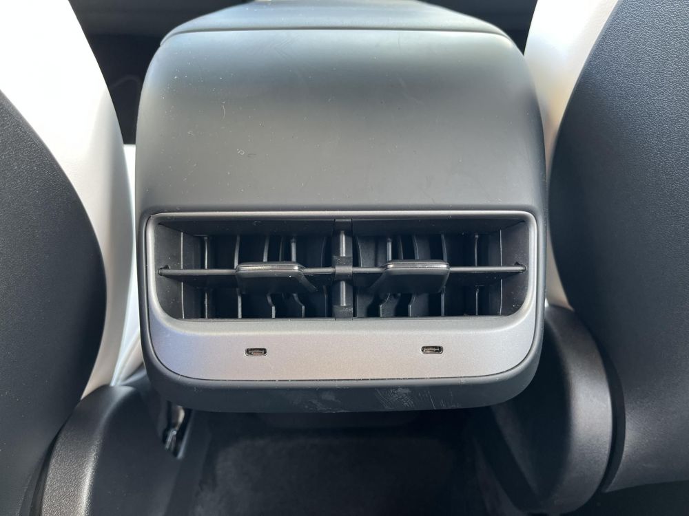 TESLA MODEL Y Performance AWD (Automata) 80e km. Fehér belső. FSD. AMD Ryzen. 2 gumigarnitúra. Garanciális!