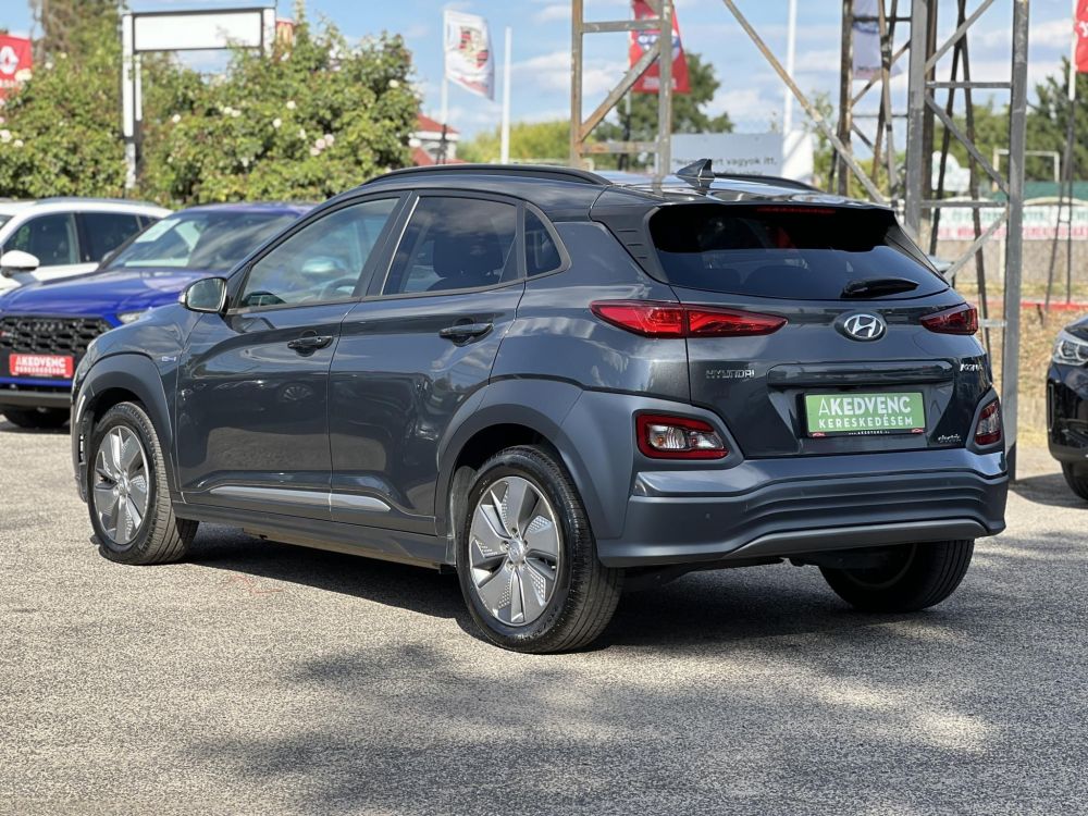 HYUNDAI KONA EV 64kWh Comfort 69e km. LED. tempomat. sávtartó. kamera. 2 gyári kulcs. CARPLAY!