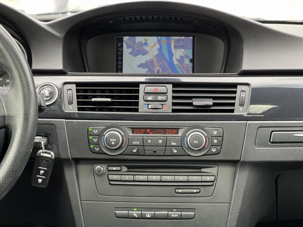 BMW 320d Napfénytető Xenon Ülésfűtés Combtámasz Navi PDC