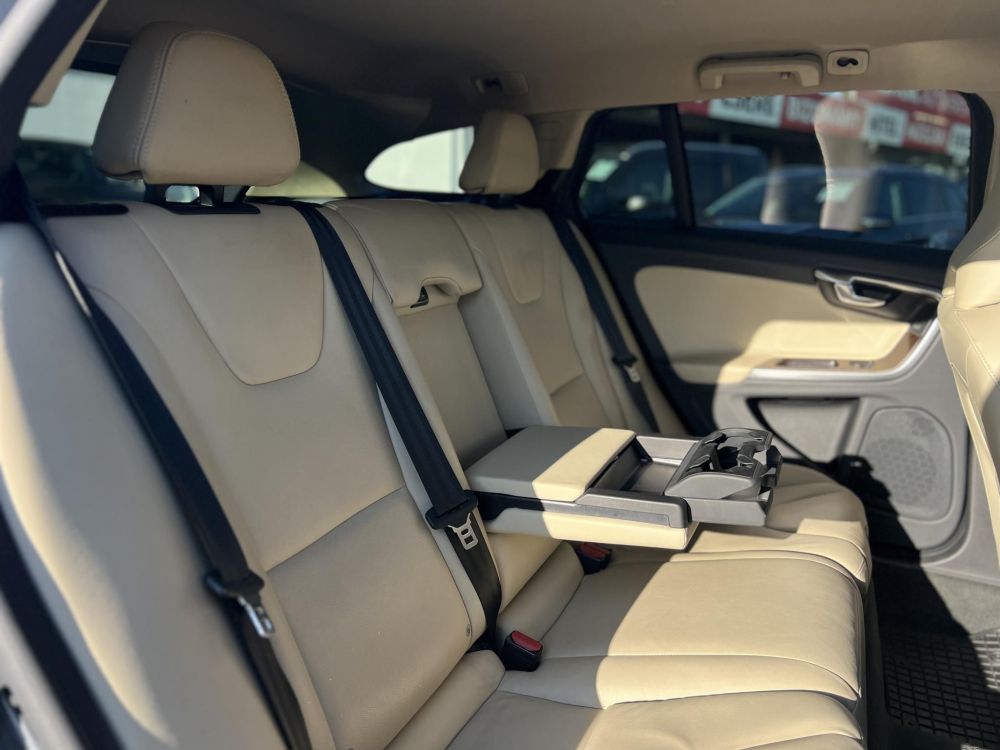 VOLVO V60 2.0 [T4] Kinetic Geartronic M.o.-i. magasan felszerelt. végig vezetett szervizkönyv!