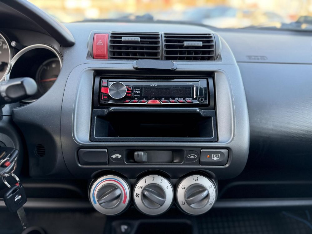 HONDA JAZZ 1.2 S Cool Nincs extra. Nincs csicsa. Csak egy megbízható autó!