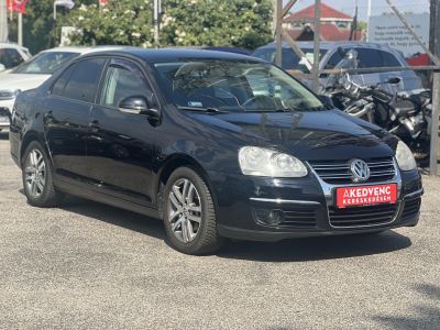 VOLKSWAGEN JETTA 1.6 Comfortline DSG Magyarországi Tolatóradar Navi Tempomat!