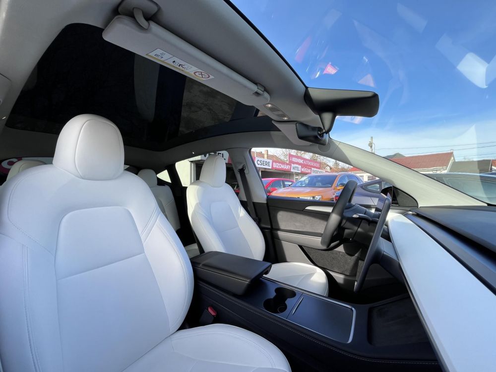 TESLA MODEL Y Performance AWD (Automata) 80e km. Fehér belső. FSD. AMD Ryzen. 2 gumigarnitúra. Garanciális!