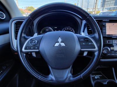 MITSUBISHI OUTLANDER 2.0 PHEV Instyle Navi 4WD CVT Xenon Napfénytető Tempomat Kamera Ülésfűtés Keyless