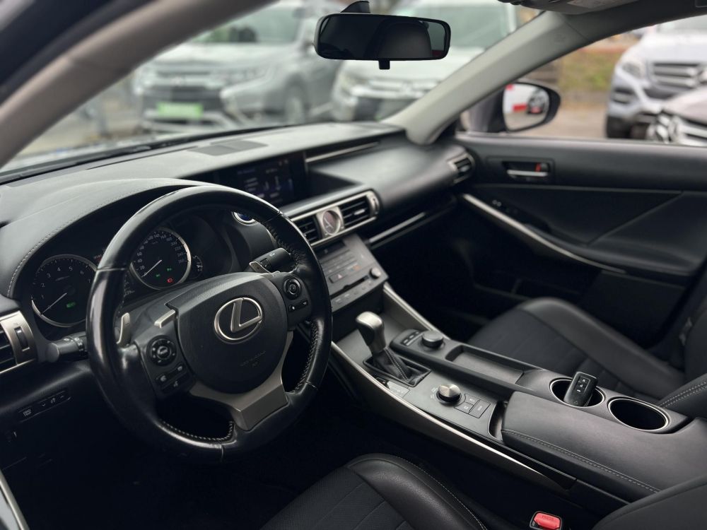 LEXUS IS 300h Comfort Leather&Navigation (Automata) Hybrid garancia Márkaszervizelt. Gyári fényezés. Téli-nyári gumi garnitúra!