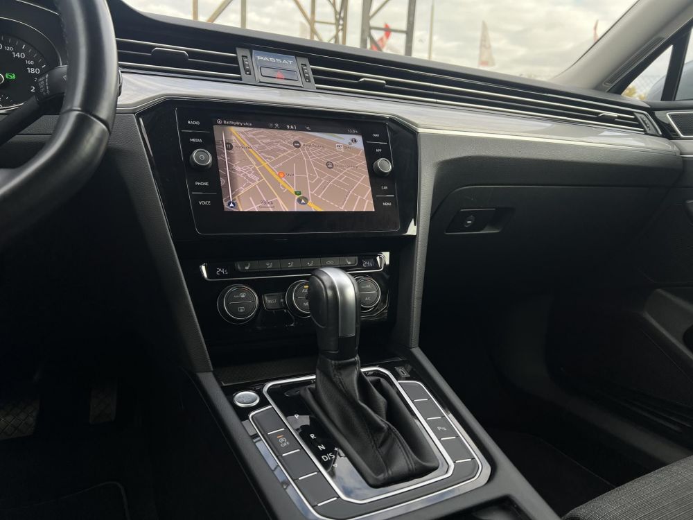 VOLKSWAGEN PASSAT VIII Variant 1.5 TSI ACT Business DSG 109e km. LED Távtartó Kamera Navi Ülésfűtés Bluetooth Téli-nyári kerék!