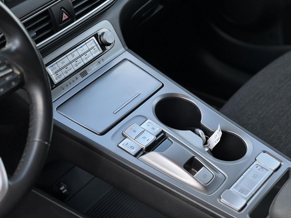 HYUNDAI KONA EV 64kWh Comfort 69e km. LED. tempomat. sávtartó. kamera. 2 gyári kulcs. CARPLAY!