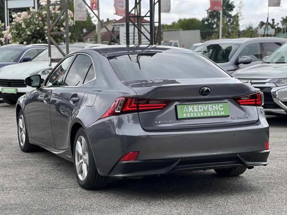 LEXUS IS 300h Comfort Leather&Navigation (Automata) Hybrid garancia Márkaszervizelt. Gyári fényezés. Téli-nyári gumi garnitúra!