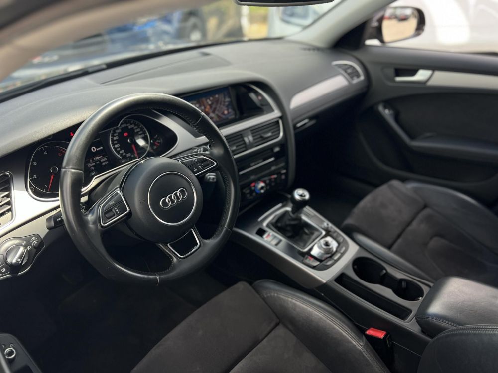 AUDI A4 Avant 2.0 TDI DPF EU5 S-line Vezetett szervizkönyv!
