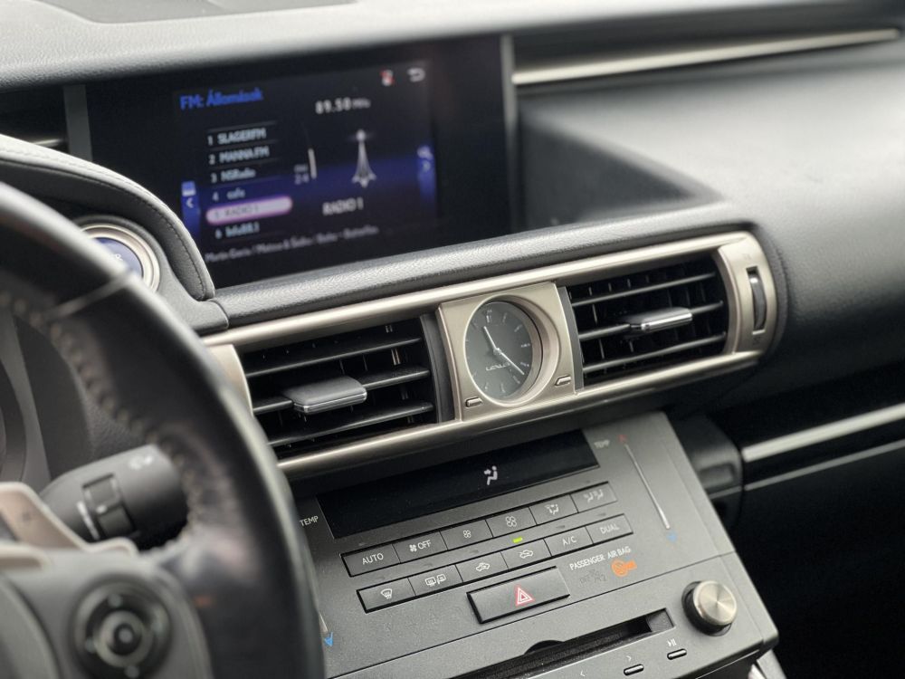 LEXUS IS 300h Comfort Leather&Navigation (Automata) Hybrid garancia Márkaszervizelt. Gyári fényezés. Téli-nyári gumi garnitúra!