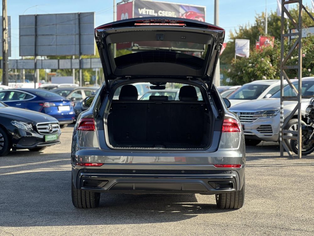 AUDI Q8 50 TDI quattro Tiptronic ic 77e km. M.o.-i. márkaszervizelt előélet. téli-nyári kerék szett!