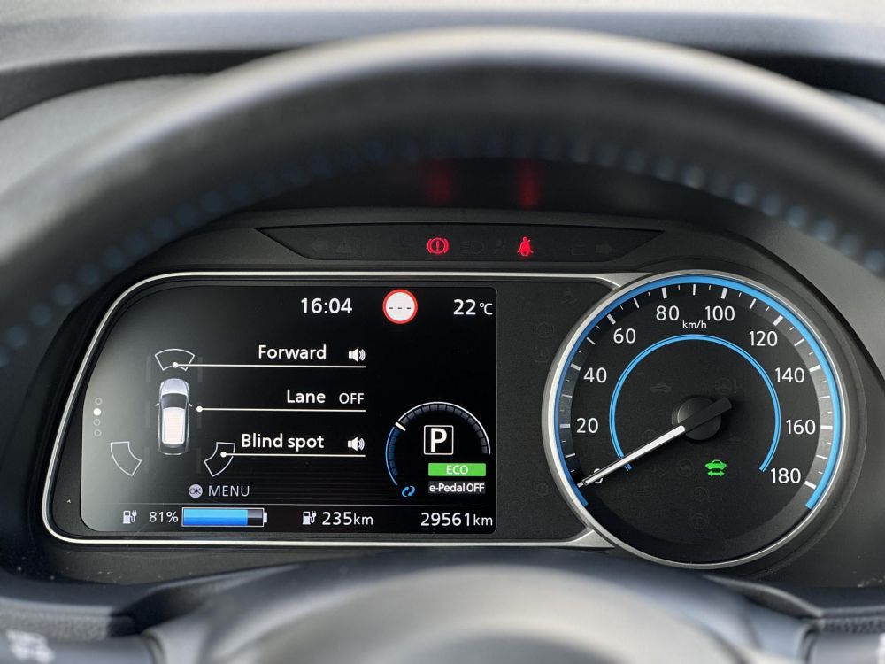 NISSAN LEAF Acenta 40kWh (Automata) 29e km. 270km hatótáv. keyless. 360 kamera. első-hátsó ülésfűtés. téli-nyári ker