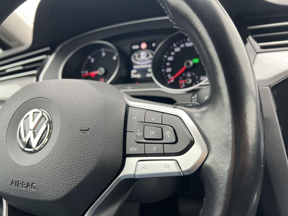 VOLKSWAGEN PASSAT VIII Variant 2.0 TDI SCR Business DSG Végig márkaszervizelt. LED Távtartó Ülésfűtés Navi Bluetooth MEGKÍMÉLT állapot!
