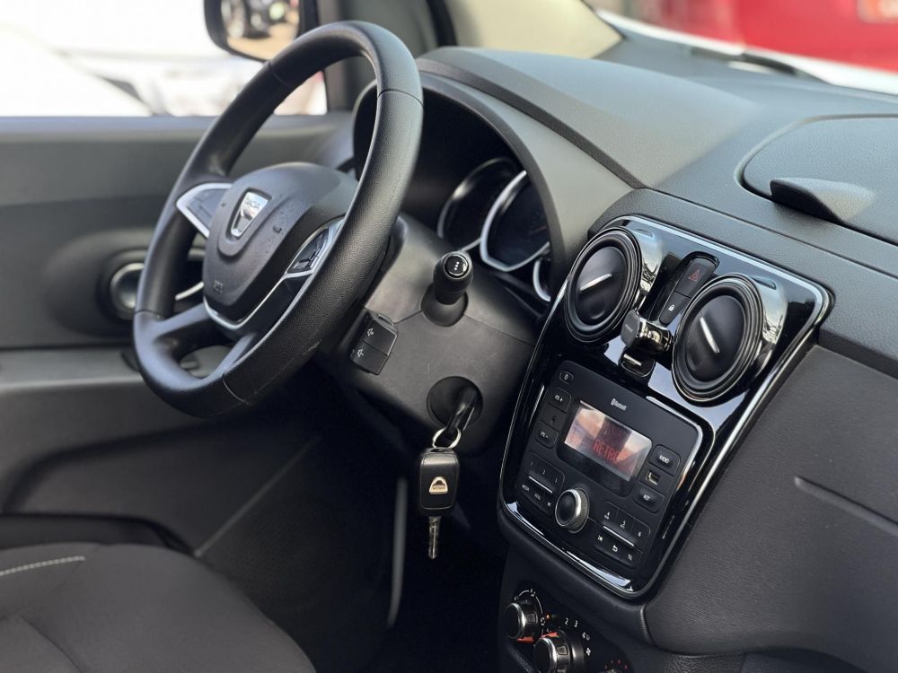 DACIA LODGY 1.6 SCe Ambiance (7 személyes ) Magyarországi. Gyári fényezés. Végig vezetett szervizkönyv!
