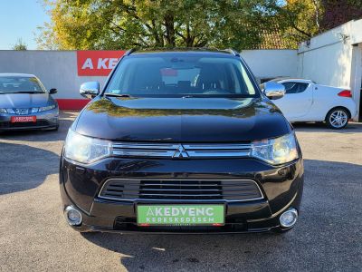 MITSUBISHI OUTLANDER 2.0 PHEV Instyle Navi 4WD CVT Xenon Napfénytető Tempomat Kamera Ülésfűtés Keyless