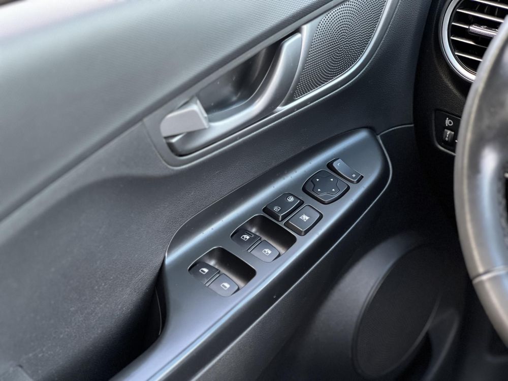 HYUNDAI KONA EV 64kWh Comfort 69e km. LED. tempomat. sávtartó. kamera. 2 gyári kulcs. CARPLAY!