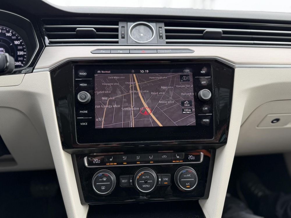 VOLKSWAGEN PASSAT VIII Variant 2.0 TSI BMT Highline 4Motion DSG R-line 280LE. Magyarországi. 115e km. Téli-nyári kerék garnitúra!