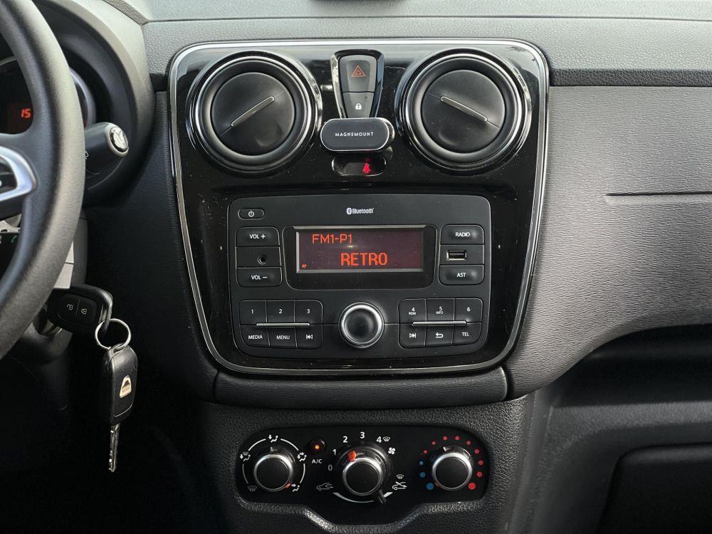 DACIA LODGY 1.6 SCe Ambiance (7 személyes ) Magyarországi. Gyári fényezés. Végig vezetett szervizkönyv!