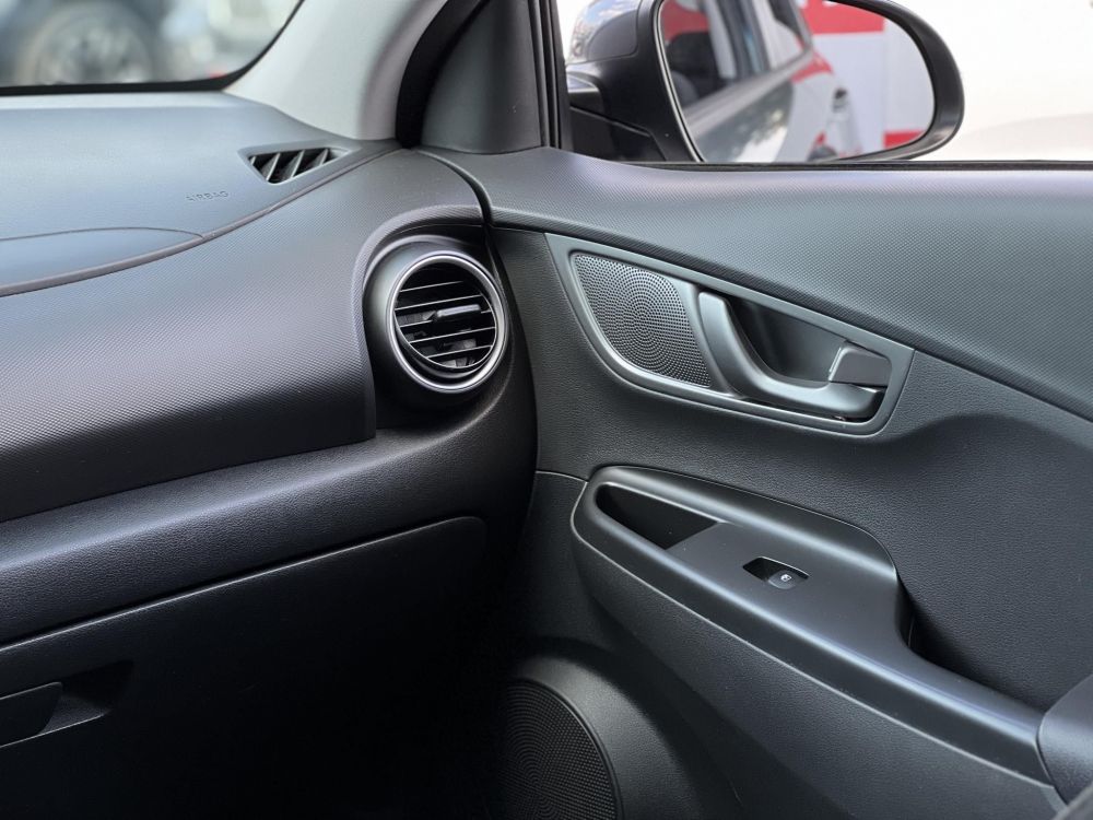 HYUNDAI KONA EV 64kWh Comfort 69e km. LED. tempomat. sávtartó. kamera. 2 gyári kulcs. CARPLAY!