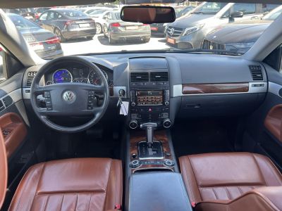 VOLKSWAGEN TOUAREG 3.0 V6 TDI Tiptronic ic Magyarországi. 3.5T vonóhorog. napfénytető. barna bőr. szervizelt!