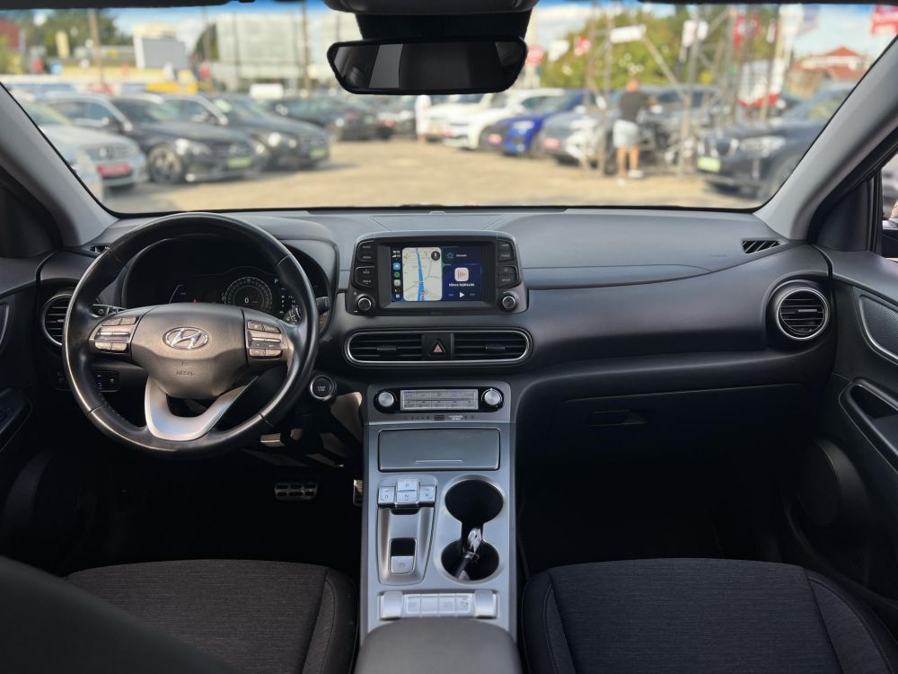 HYUNDAI KONA EV 64kWh Comfort 69e km. LED. tempomat. sávtartó. kamera. 2 gyári kulcs. CARPLAY!