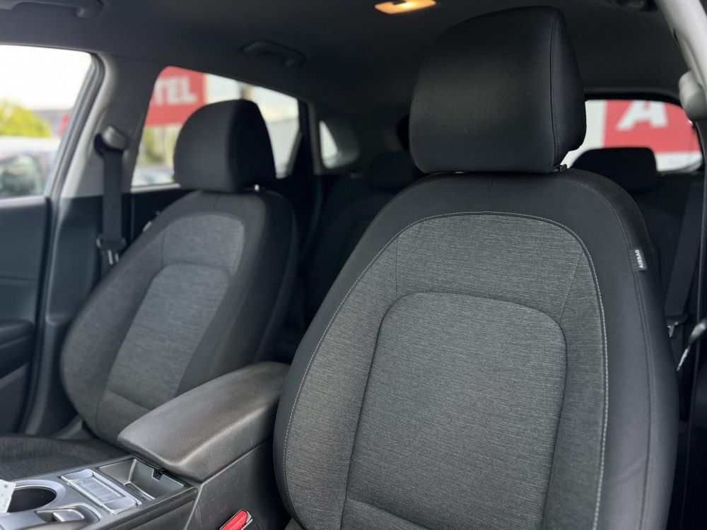 HYUNDAI KONA EV 64kWh Comfort 69e km. LED. tempomat. sávtartó. kamera. 2 gyári kulcs. CARPLAY!