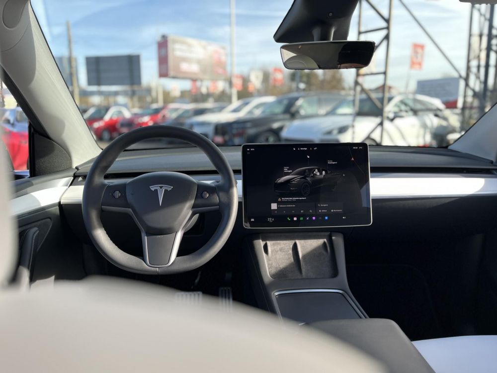 TESLA MODEL Y Performance AWD (Automata) 80e km. Fehér belső. FSD. AMD Ryzen. 2 gumigarnitúra. Garanciális!