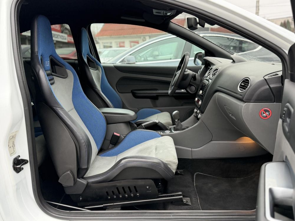 FORD FOCUS RS 2.5 T Értékes kiegészítőkkel