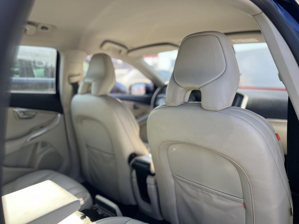 VOLVO V40 1.6 T3 Ocean Race 107e km. Magyarországi. Teljes szerviztörténet!