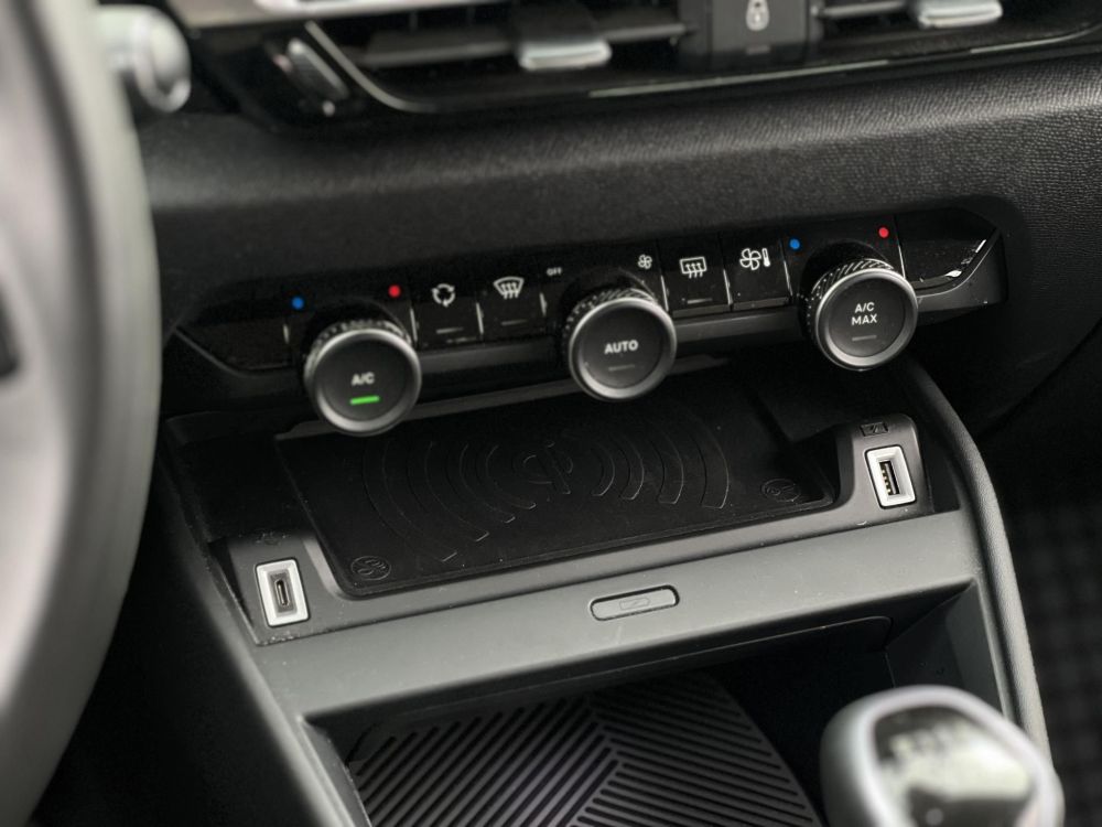 CITROEN C4 1.2 PureTech Feel Plus M.o.-i. 1.tul. 61e km. LED. 360 kamera. HUD. Vonóhorog!