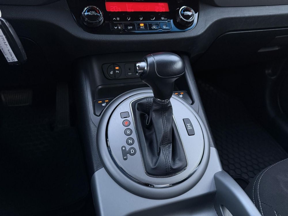 KIA SPORTAGE 2.0 CRDi LX 4x4 (Automata) Magasan felszerelt. Difizár. Téli-nyári gumi garnitúra!