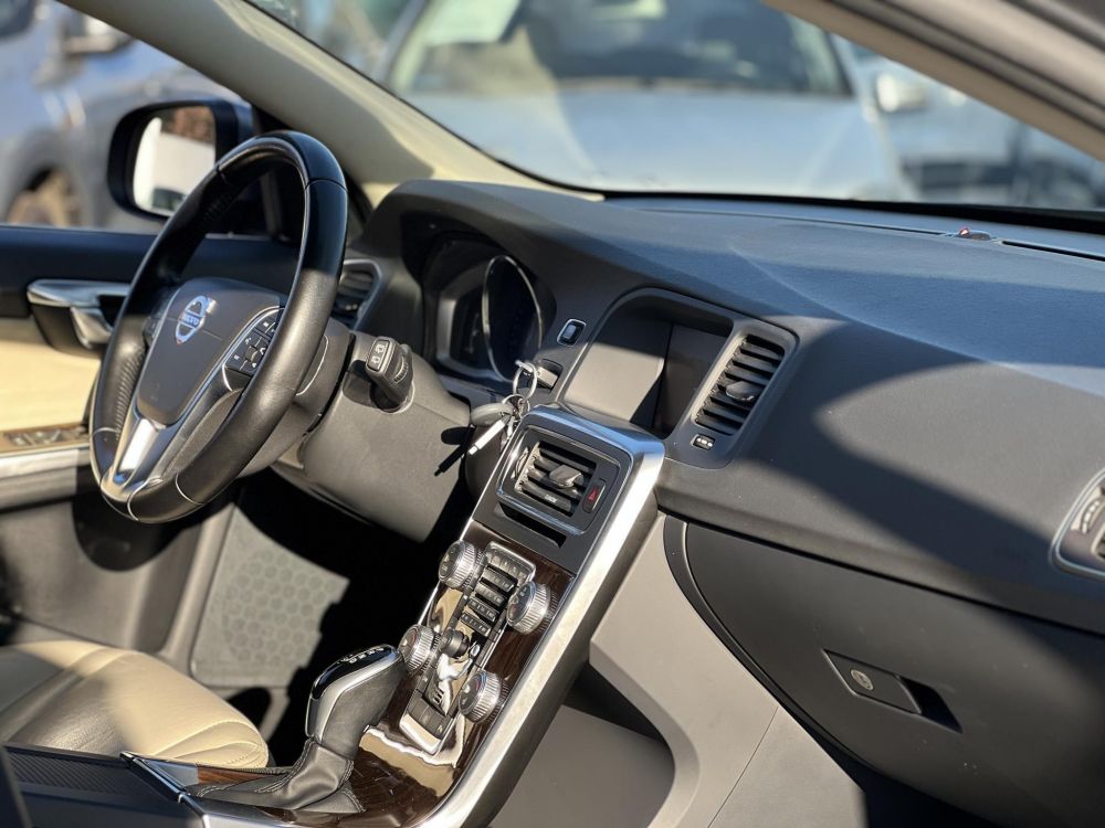 VOLVO V60 2.0 [T4] Kinetic Geartronic M.o.-i. magasan felszerelt. végig vezetett szervizkönyv!