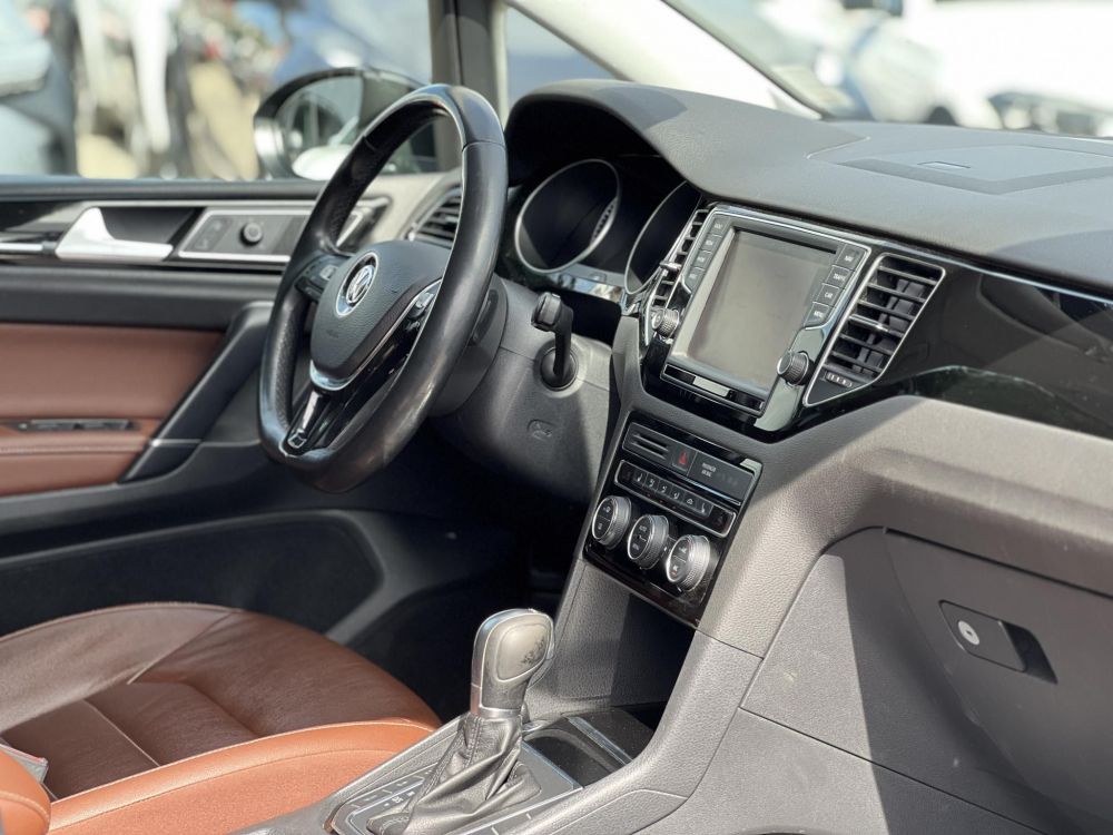 VOLKSWAGEN GOLF SPORTSVAN 1.4 TSI BMT Highline DSG Dokumentált előélet. barna bőrbelső. téli-nyári gumi garnitúra!