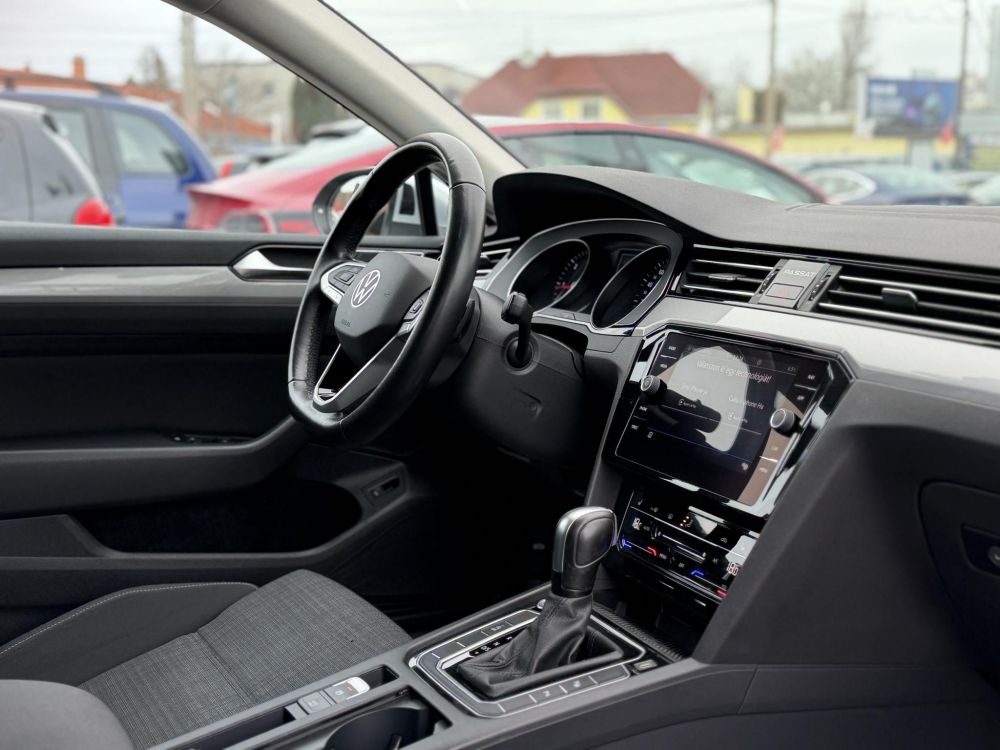 VOLKSWAGEN PASSAT Variant 2.0 TDI SCR Business DSG Szervizelt el.2t vonóhorog vez.ülés masszírozás