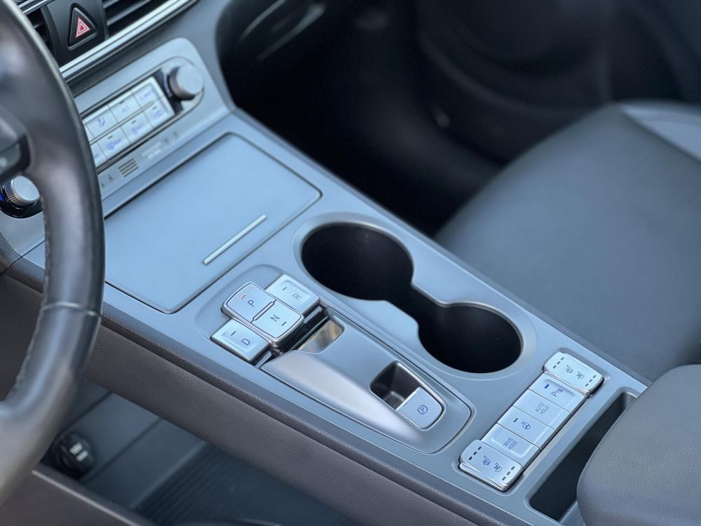 HYUNDAI KONA EV 64kWh Premium 124e km. 400+ hatótáv. napfénytető. Kitünő állapot!