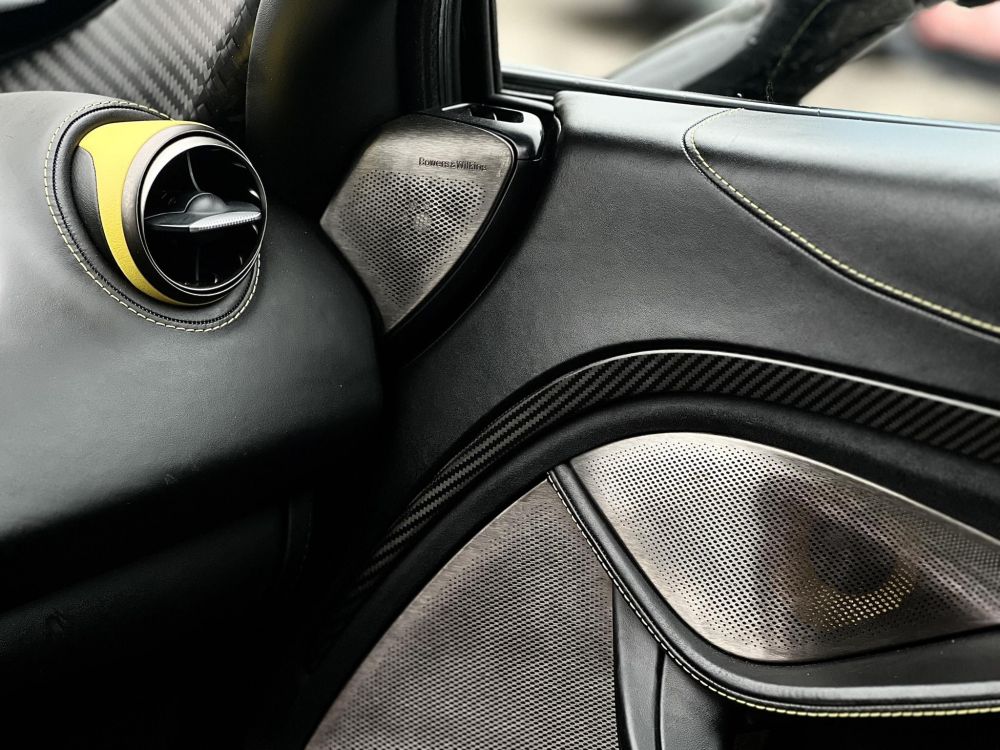 MCLAREN 720S Alcantara belső. carbon pack. Bowers&Wilkins hangrendszer