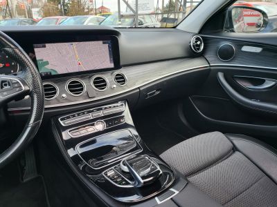 MERCEDES-BENZ E 220 d T 9G-TRONIC LED Panoráma Carplay Navi Kamera Ülésfűtés Megkímélt!