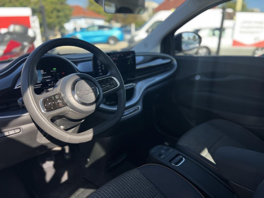FIAT 500 500e Icon 42kWh (Automata) 28e km. panorámatető. 300 km hatótáv!