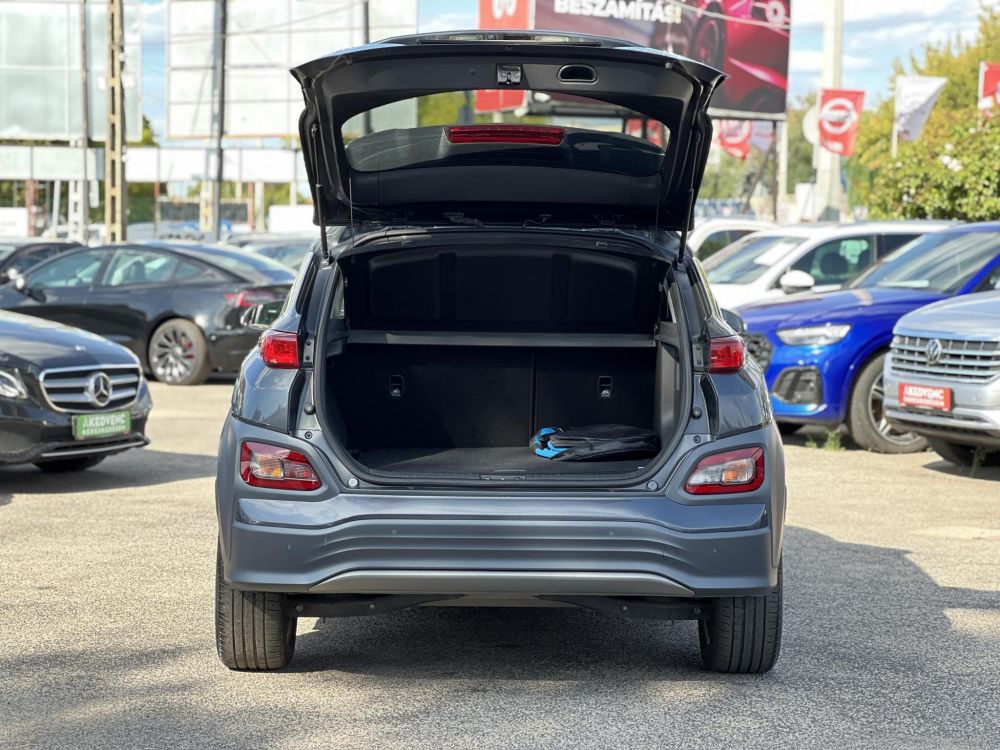 HYUNDAI KONA EV 64kWh Comfort 69e km. LED. tempomat. sávtartó. kamera. 2 gyári kulcs. CARPLAY!