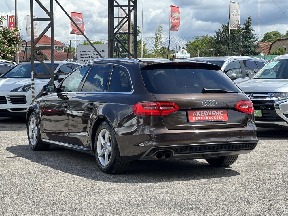 AUDI A4 Avant 2.0 TDI DPF EU5 S-line Vezetett szervizkönyv!
