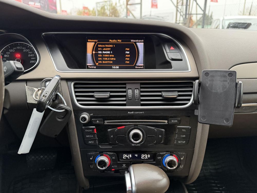 AUDI A4 2.0 TDI multitronic Magyarországi Napfénytető Xenon Üléshűtés PDC Téli-nyári kerék!